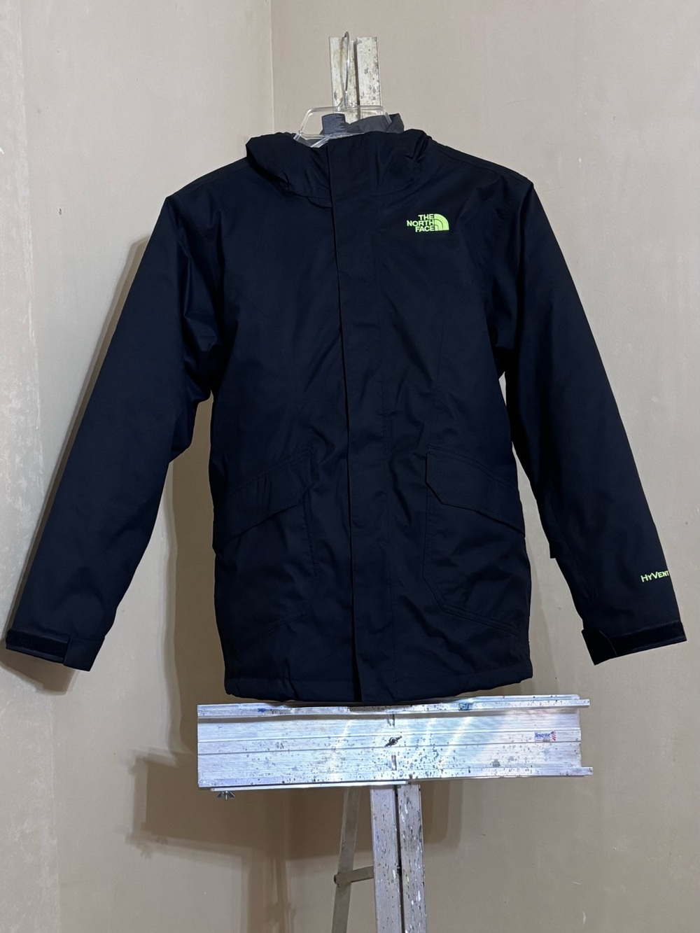The North Face Boys’ HyVent Ski or Snowboard Jacket Green Logo Sz L